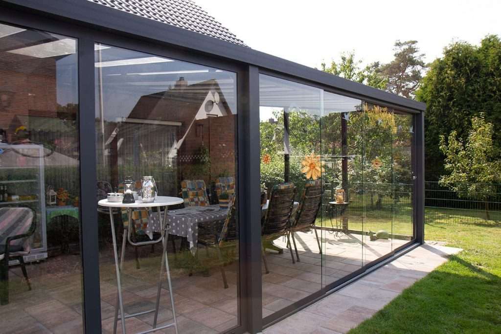 Rahmenlose Glasschiebewand aus Sicherheitsglas an einer Terrassenüberdachung in Anthrazit