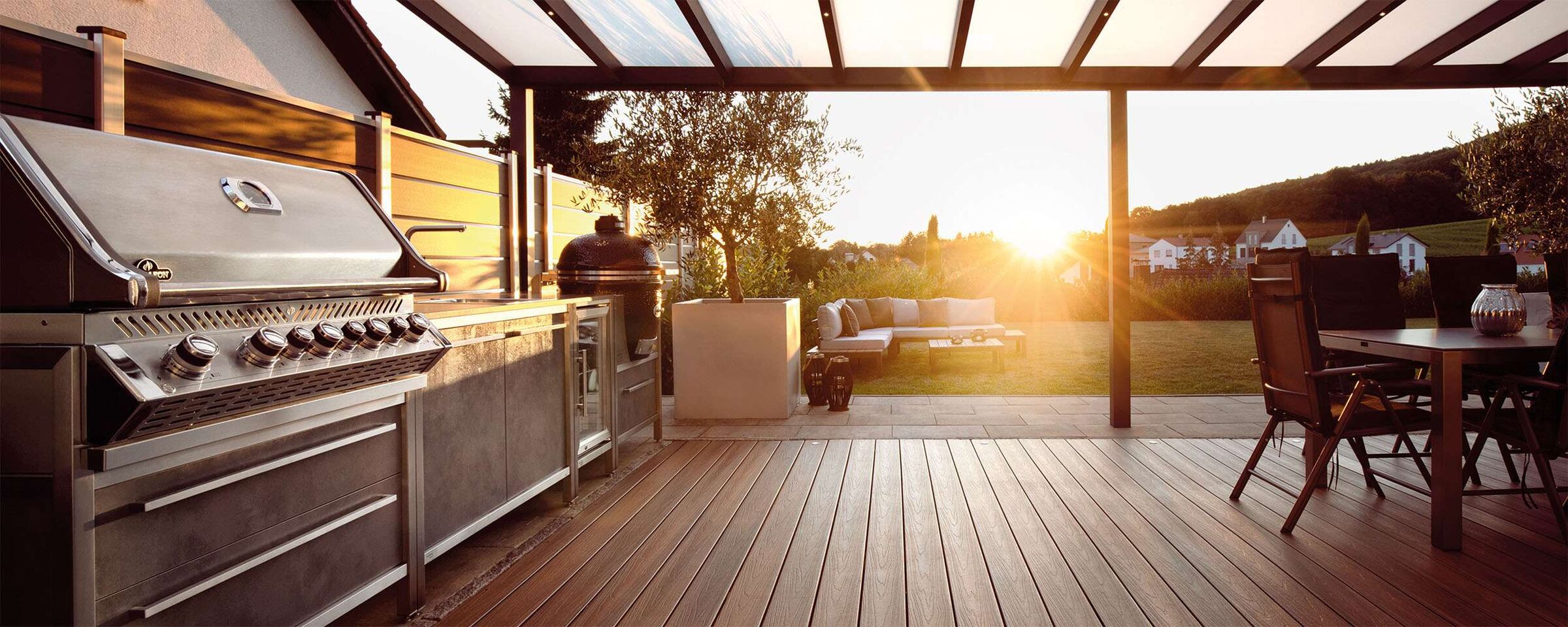 Überdachte Terrasse mit Essgruppe und Loungebereich