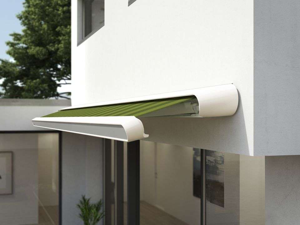 detailbild einer leicht ausgefahrene markise mx 1 mit weissem gestell und grun gestreiftem tuch vor der fassade eines modernen hauses