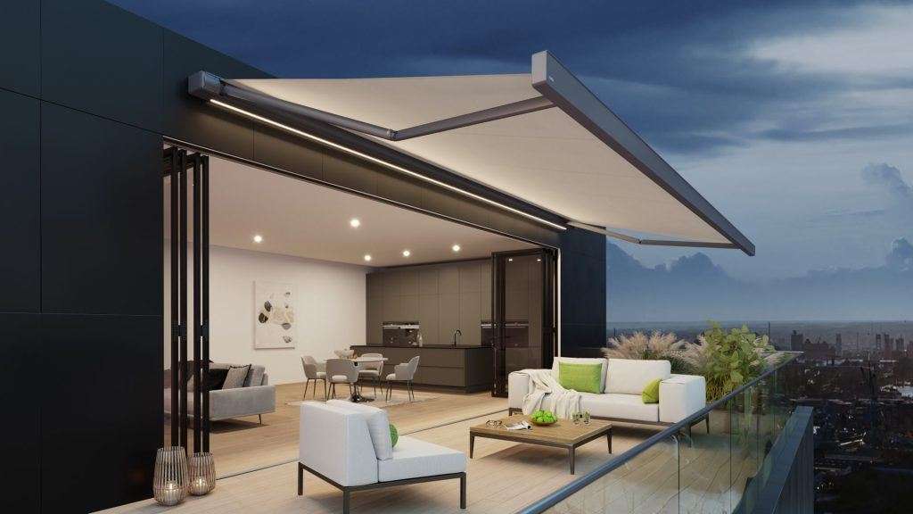 die markilux 970 mit led line in der kassette und einem hellen stoff an einer dachterrasse bei nacht