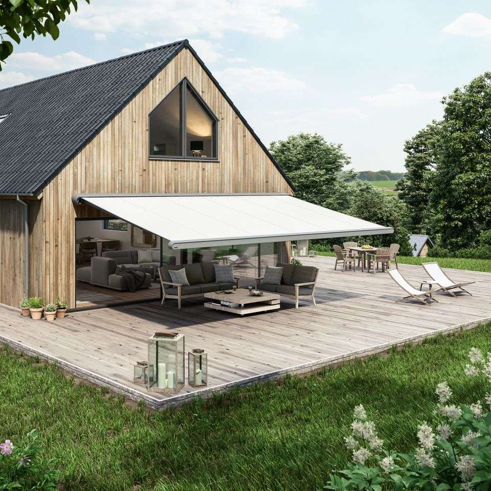 kassettenmarkise markilux mx 1 compact (graue kassette weisses tuch) an einem holzhaus