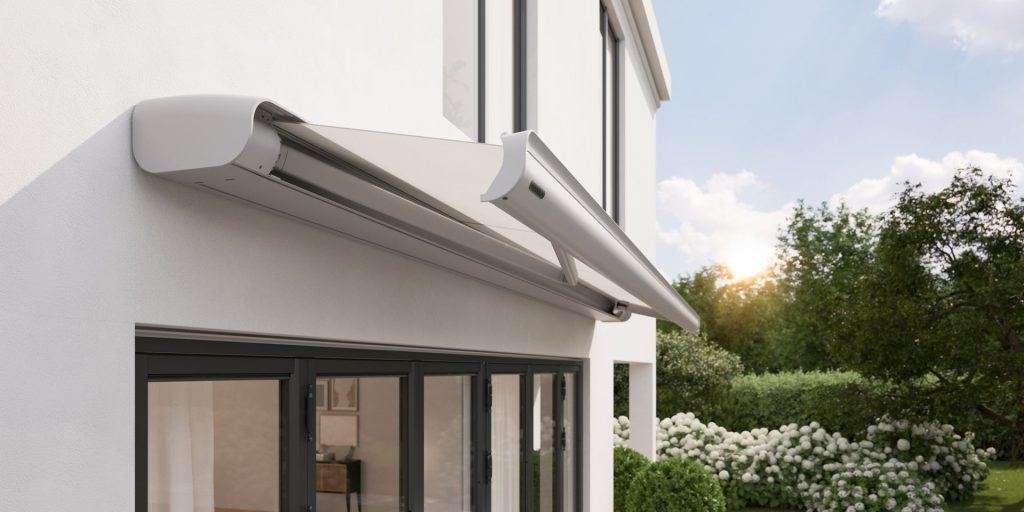 markilux mx 2 in grau mit weissem tuch an einem weissem haus