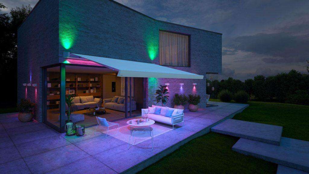 markilux mx 4 in weiss mit weissem tuch bei nacht mit beleuchtung ambient plus