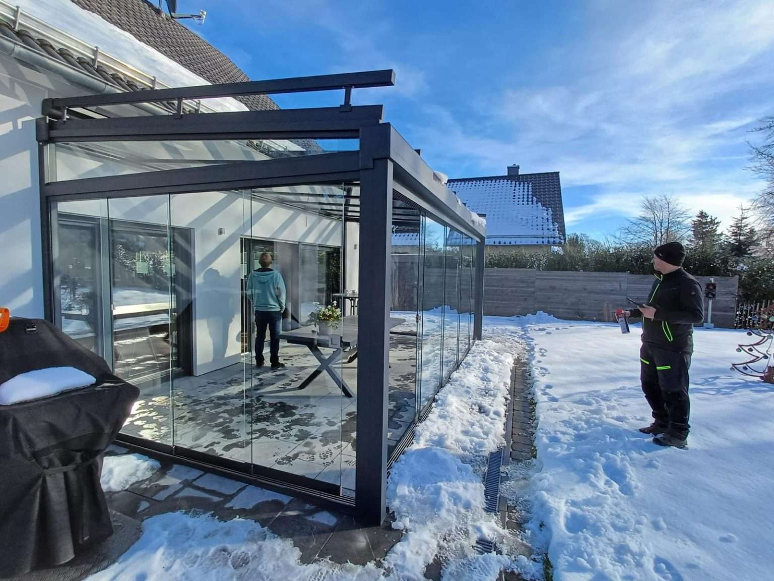 Geschlossener Kaltwintergarten mit Glasschiebewänden, auch im Winter nutzbar