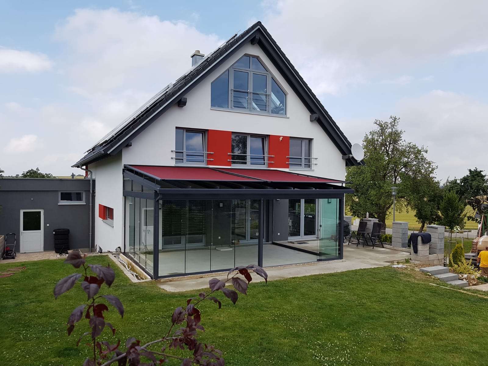 Terrassenüberdachung mit Aufdachbeschattung auf dem Glasdach
