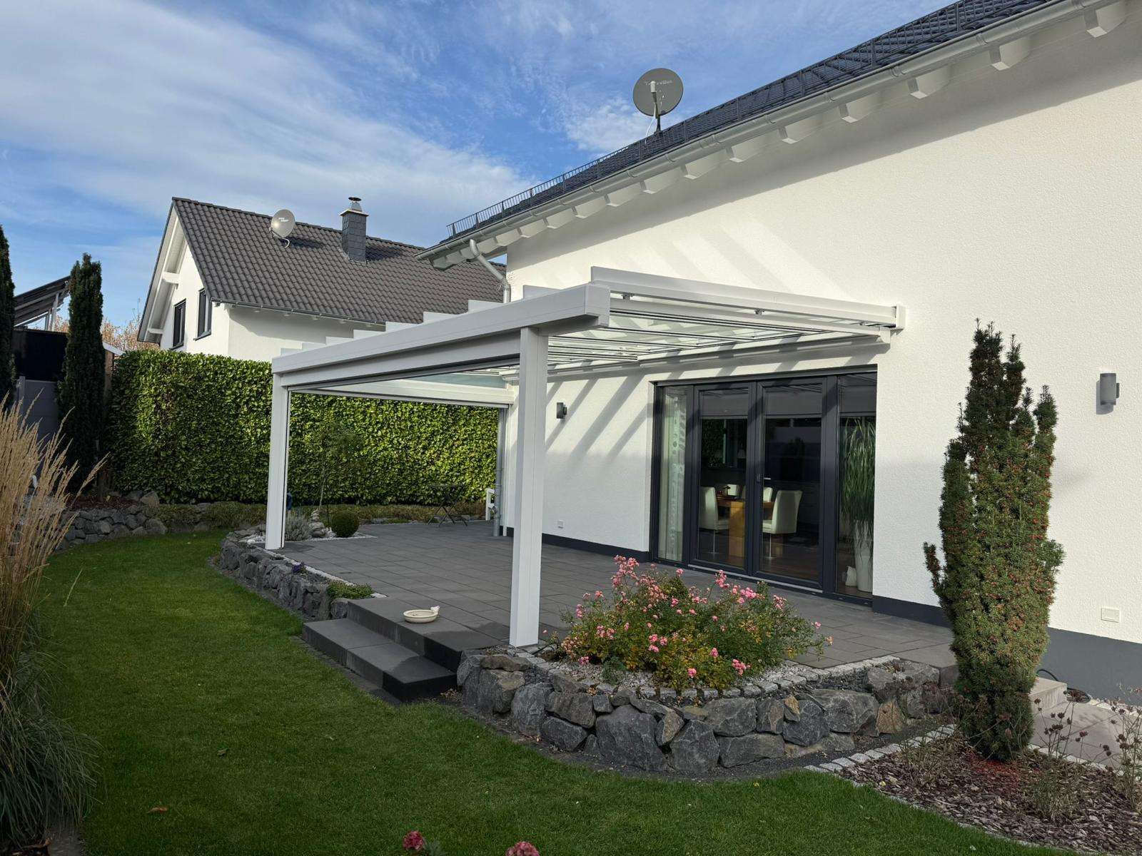 Moderne Terrassenüberdachung aus Glas und Aluminium in NRW