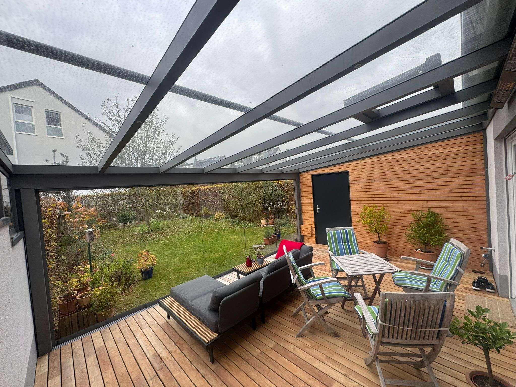 Kaltwintergarten von FT Work & Design mit Glasfassade und Dachkonstruktion
