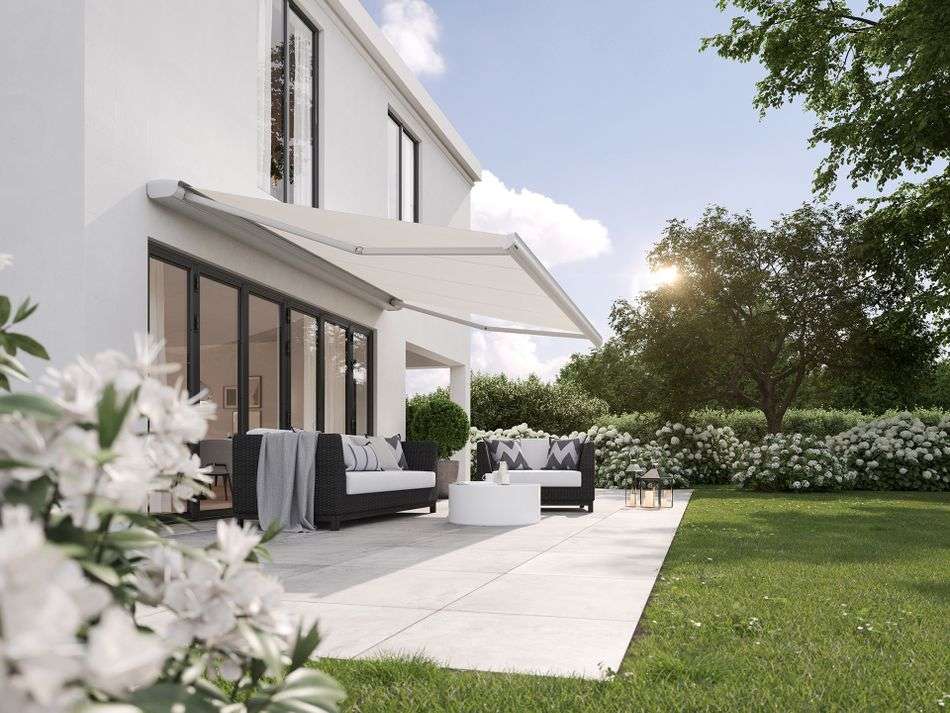 Terrassenüberdachung Markilux MX-2 mit grauem Rahmen und weißem Tuch