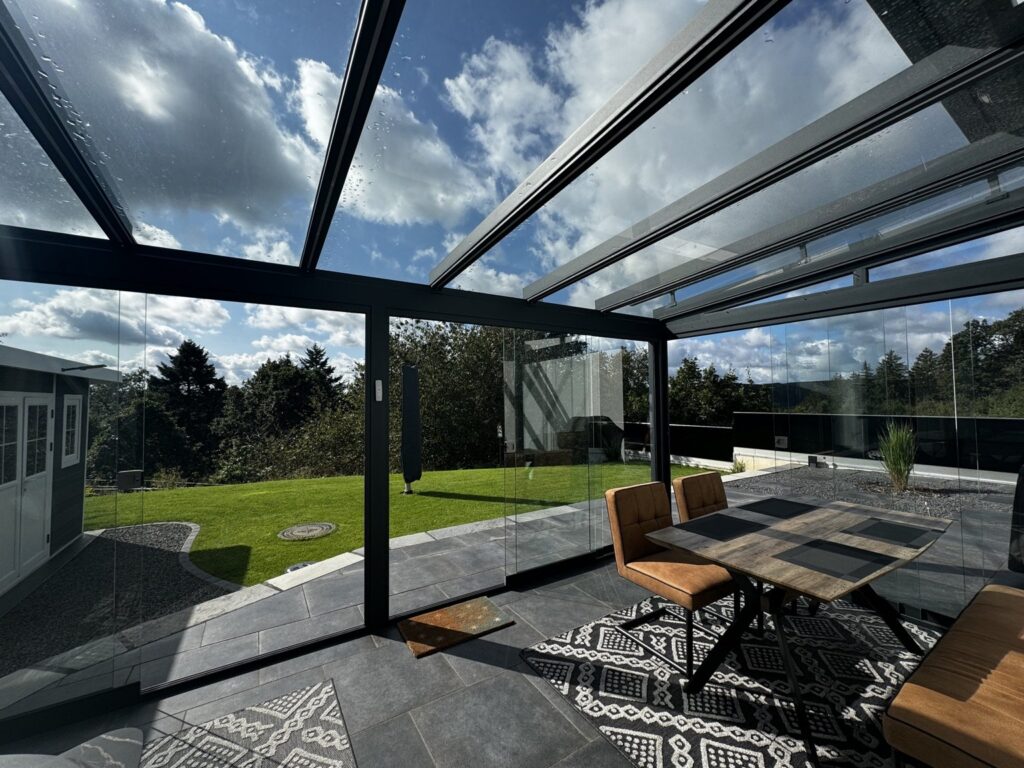 Glasüberdachung Leiner Area exklusiv mit Glasschiebewänden, Innenansicht