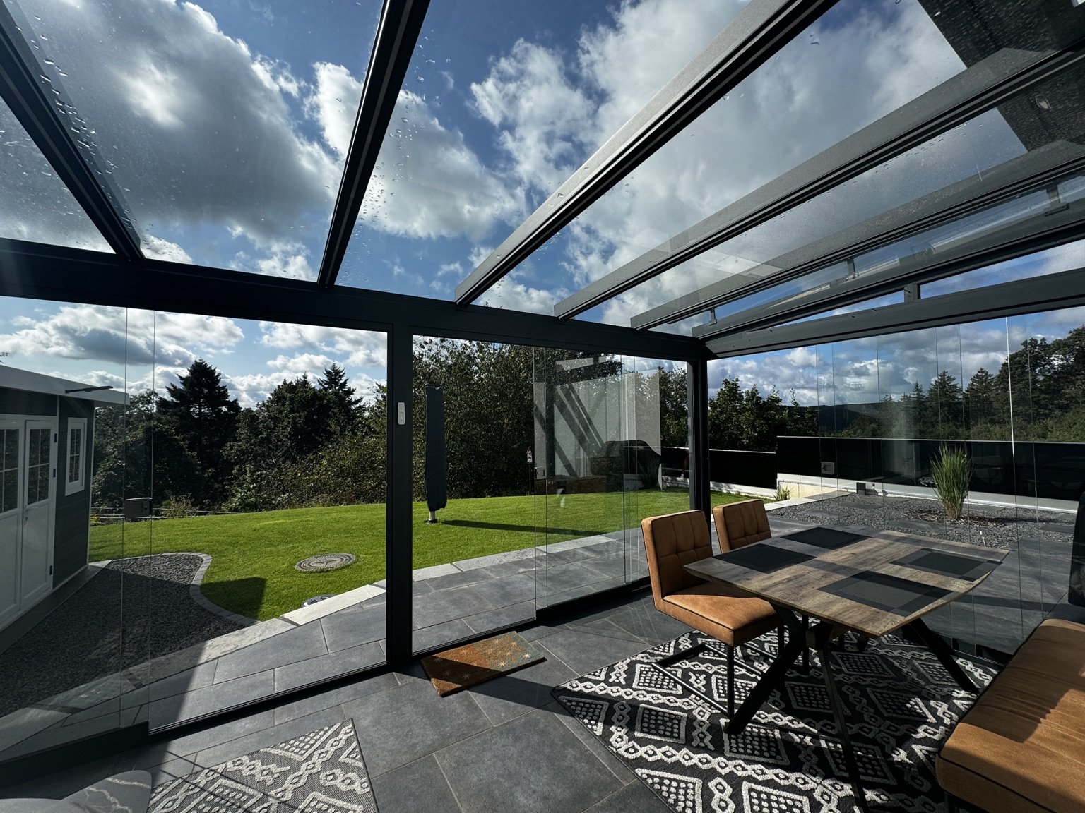 Glasüberdachung Leiner Area exklusiv mit Glasschiebewänden, Innenansicht mit Essbereich