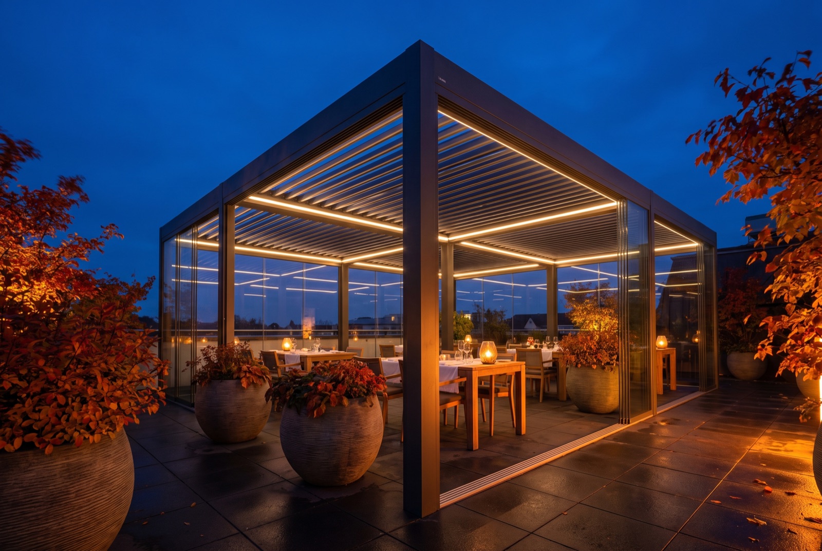 Beleuchtete Pergola auf einer Terrasse in der Dämmerung